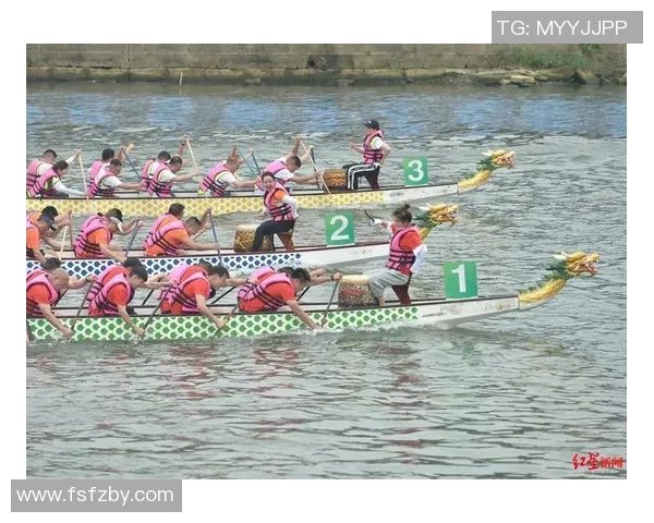 香港足球明星热情参与传统活动共庆端午节划龙舟展现团结精神与运动魅力